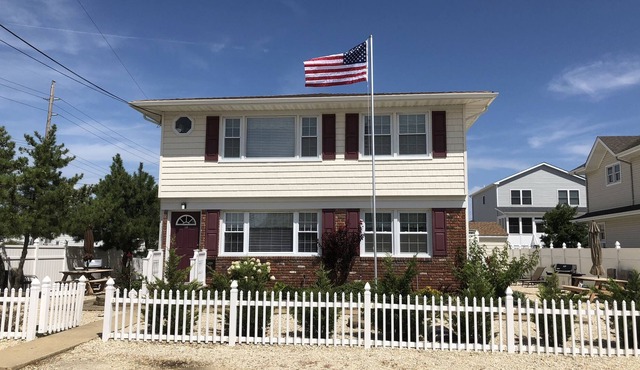 Perfect beach get away in Lavallette, on Haddonfield Ave, one block from beach.