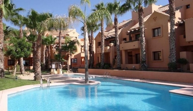 Perfect Beach Location. 2 Bedroom, Sleeps 4, Beautifully Furnished.