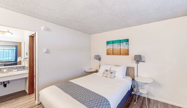 Perfect beach room with fast WiFI - walk to Old Town shops & eateries