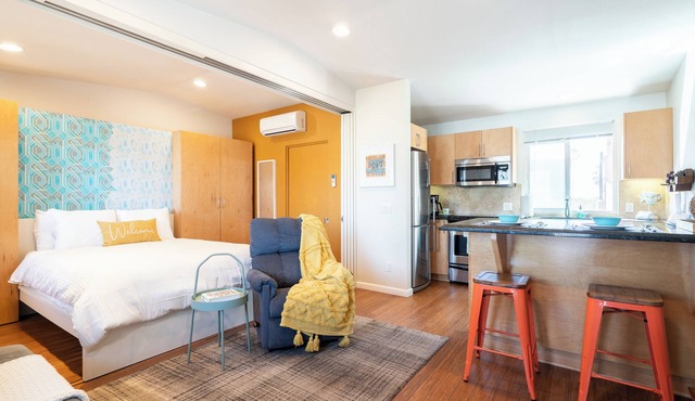 Perfect Beach Studio: Full Kitchen, bath, steps from the ocean boardwalk, AC/Heat and parking.