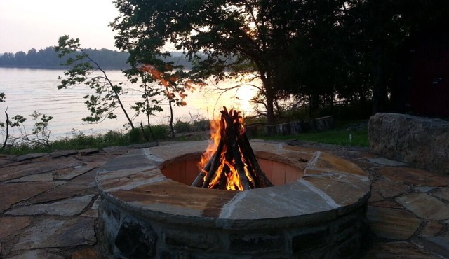 Perfect Beaver Lake Access! Firepit, Fishing/Swimming, Convenient to Rogers