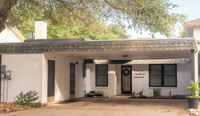 Perfect blend of style and serenity in this 3-br, 2-bath bungalow guest house.
