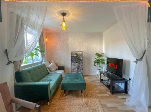 Perfect Booking 3 Bed Home in Central Bracknell