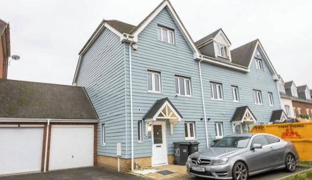 Perfect Booking | 5BR Home Near New Hythe Station