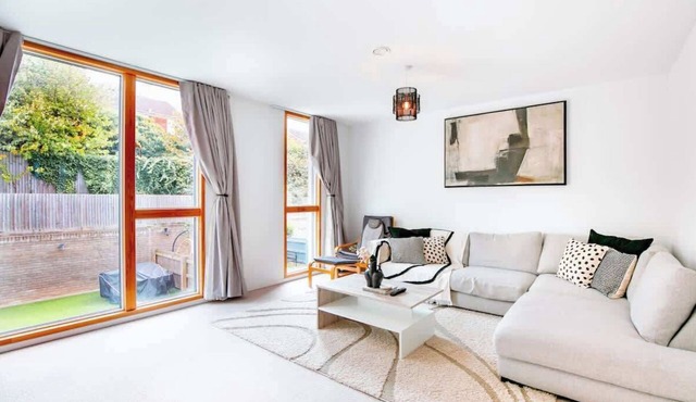 Perfect Booking | Large Home With Driveway Parking