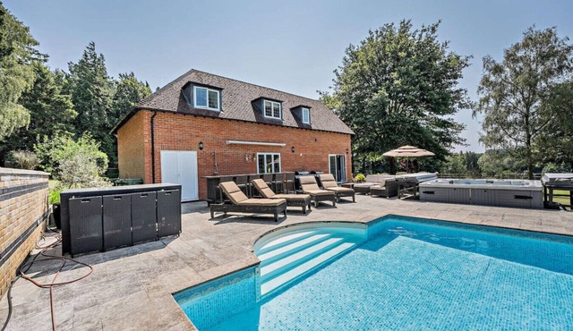 Perfect Booking | Luxury Home With Pool & Gym