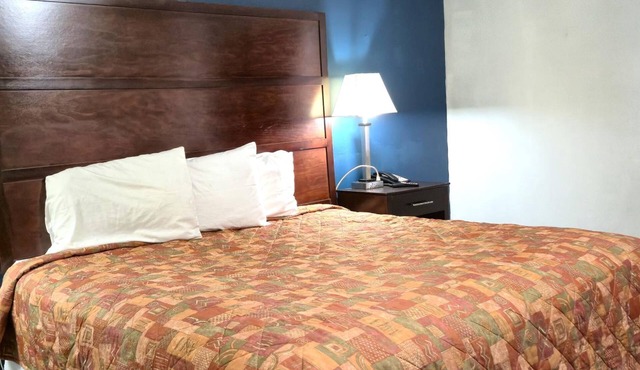 Perfect Budget Room for Solo Trips, Near Museum Center at 5ive Points 1.6 miles