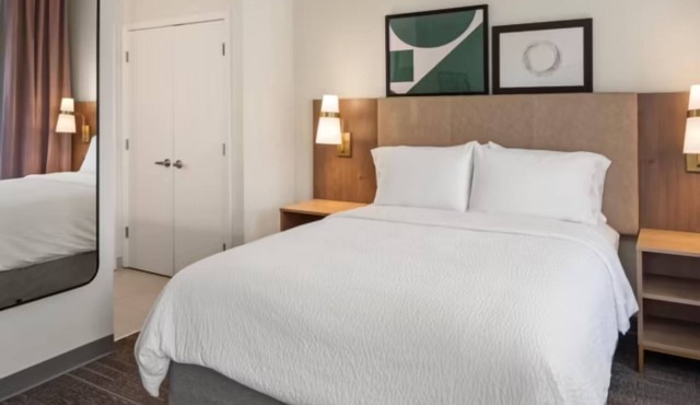 Perfect Business Traveler Room with Complimentary Breakfast