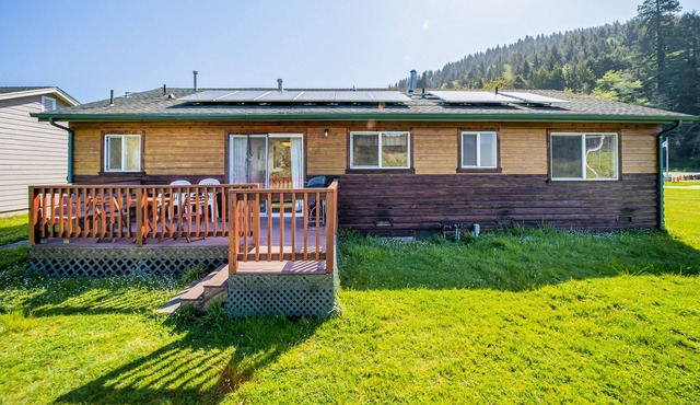 Perfect cabin near the beach & state parks with deck, gas grill, & two spaces