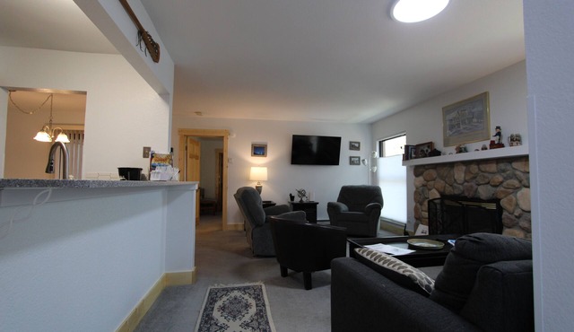 Perfect Central Location - Walk to Lifts! 10% discount for 7 nts or more stay.