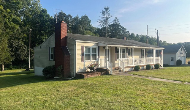 Perfect charming 3-bedroom home to enjoy outdoor activities.