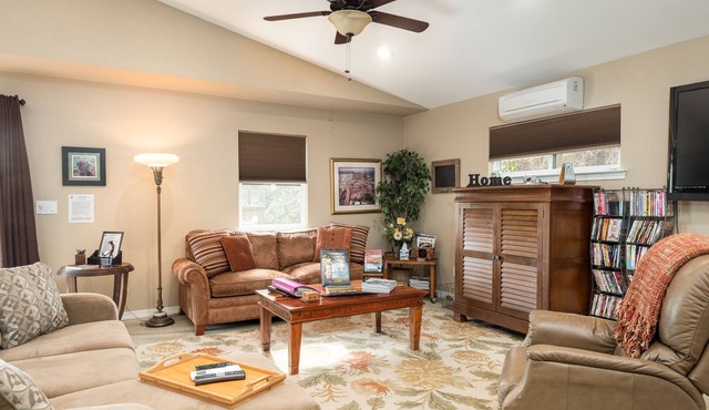 Perfect Charming Cottage on a Quiet Country Lane in Sebastopol