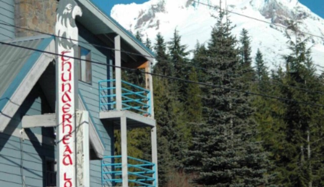 Perfect condo with heated outdoor pool in Government Camp