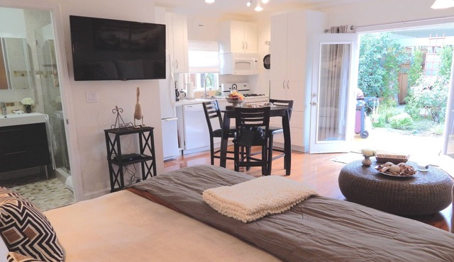 Perfect Cottage w/private garden & garage in Sherman Oaks area