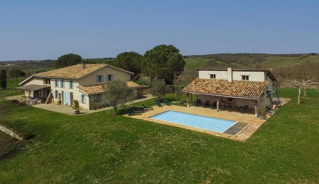 Perfect Countryside Retreat, Private Heated Pool & Panoramic Views - 5mins from Monclar-de-Quercy!