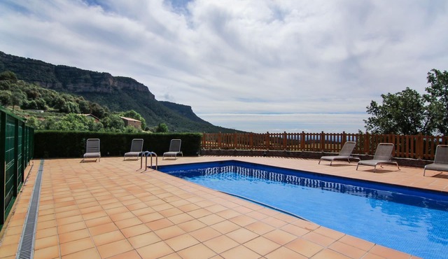 Perfect country home with excellent pool-view to Pyrenees