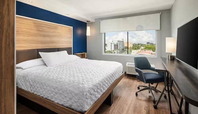 Perfect Couple Escape | Steps to Frost Park, Marina, Parking! Free Breakfast!