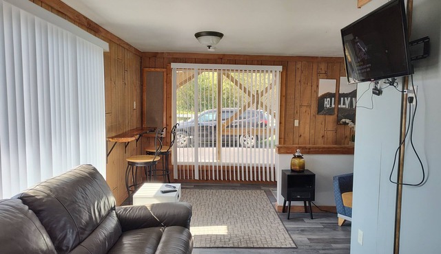 Perfect Couple Get Away or Family Retreat on Hersey River, close to trails.