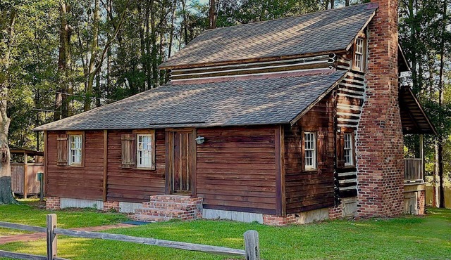 Perfect Couple's or Solo Getaway: 1840s Log Cabin, Claxton, GA