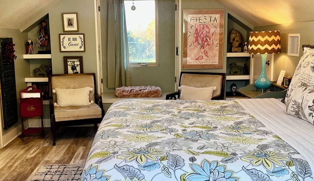 PERFECT COUPLES GET AWAY IN THE HEART OF DOWNTOWN BOERNE!