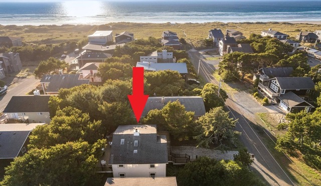 Perfect couples retreat, large deck, 4 blocks to beach-Spyglass Inn