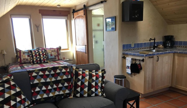 Perfect cozy retreat, midway between Taos and ski valley