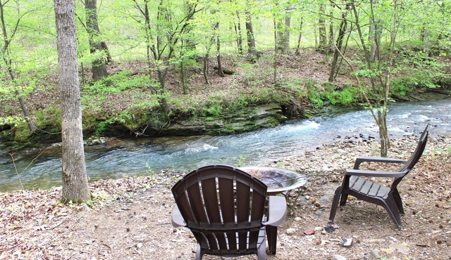 Perfect Cozy Romantic Studio Cabin by the creek for two (grey cabin)