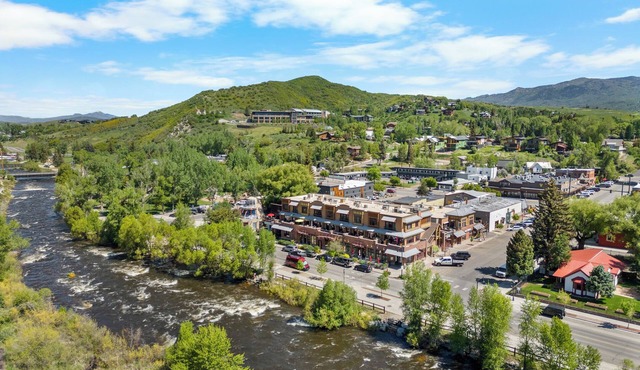 Perfect Downtown Location, Overlooking River & Howelsen Ski Area 3BD/2.5 BA