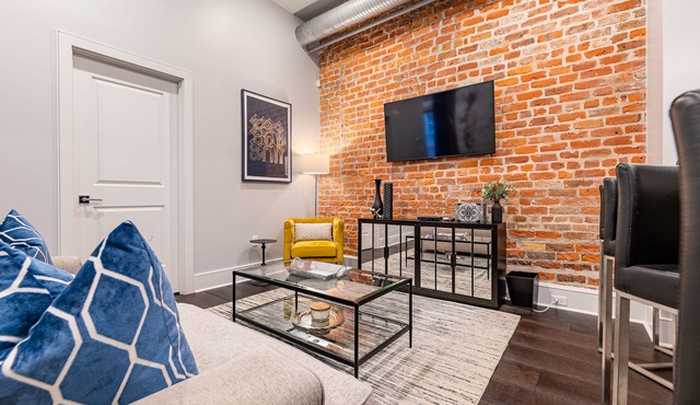 ⚜️ Perfect Downtown 1 Bedroom plus Queen Sleeper Sofa & Private Terrace ⚜️ - The Livingston