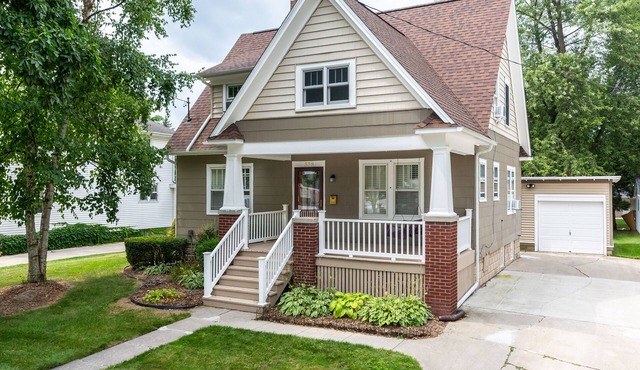 Perfect Downtown Frankenmuth Location! Sleeps Up to 12 and Walk to Everything!