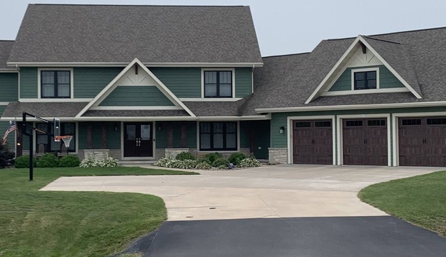 Perfect EAA Rental for a large group less than 10 miles from EAA!