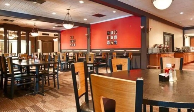 Perfect Escape! 3 Great Units, Pool, Restaurant, Near SteelStacks, Pet Friendly!