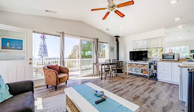 Perfect Escape Near the Beach W/ Fast WiFi, Kitchenette, Large Deck & Ocean View
