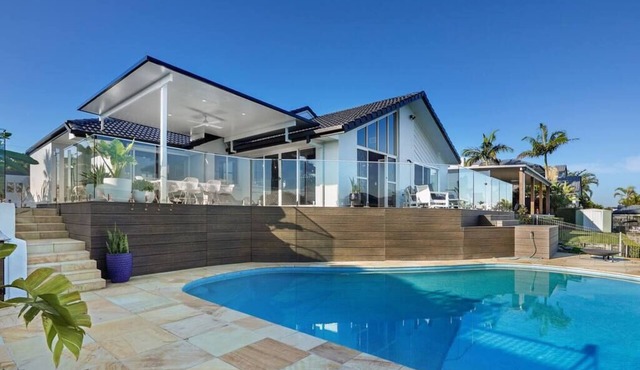 Perfect Escape Waterfront Central - 4BR, Pool