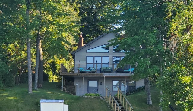 Perfect family get-away with lake front property & sandy shores on White Lake