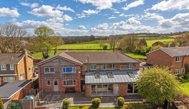 Perfect family getaway in the stunning Test Valley with a swimming pool!