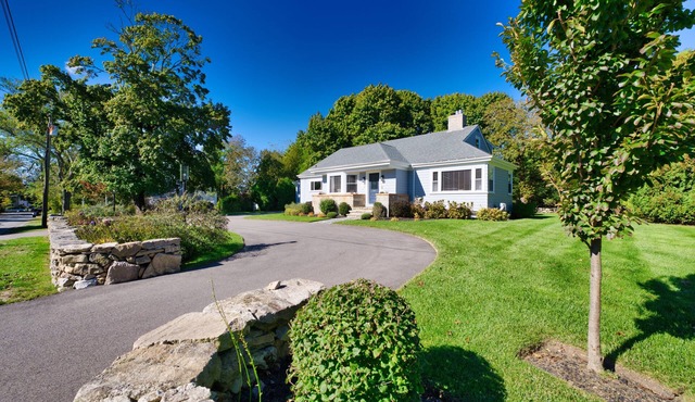 Perfect Family Getaway! Quick walk to village, beach nearby, loaded amenities