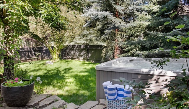 Perfect Family Getaway, Hot Tub, W/Private Fenced Yard, Beautiful Outdoor Area