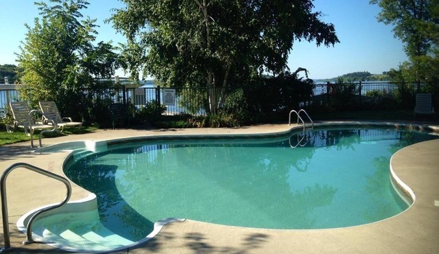 Perfect Family Getaway: Lakeside Cottages with Pool Access & Outdoor Adventures