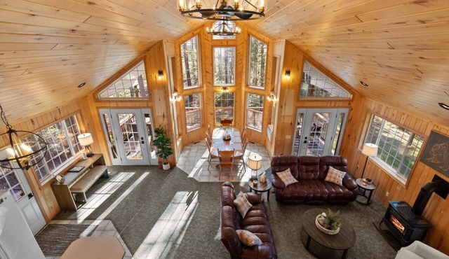 Perfect Family Getaway* Large Dining Table