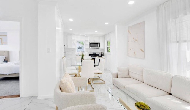 Perfect Family Getaway / 5BR Home / 6 Queen Beds / Free Parking