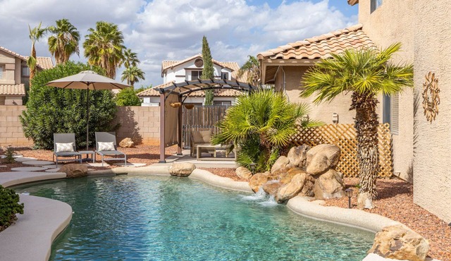 Perfect Family Haven: 5BR,Heated Pool + Golf Green
