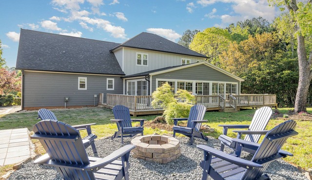 Perfect Family House - Game Room w/Bar & TV, Firepit, Playground & Bunkbeds
