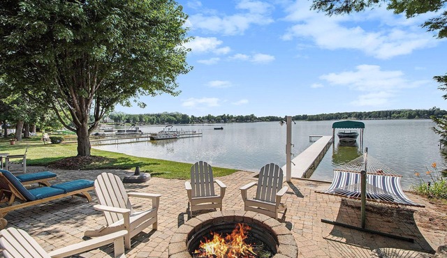 Perfect Family Lakehouse - Sleeps 16, Sandy Beach, Dock, Fire Pit & Big Yard