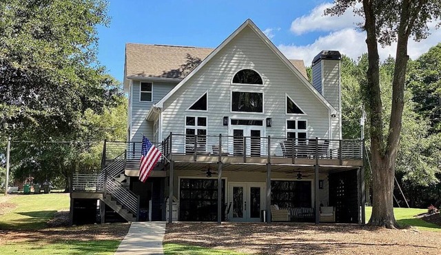Perfect family lakeside getaway w/pickleball court. Slps 12, 2 docks, firepit