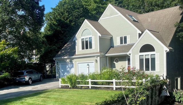 Perfect Family Retreat in Idyllic Osterville. Steps to the town center and beach