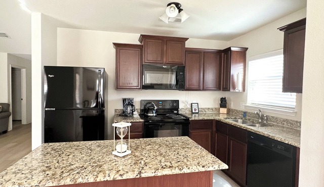 Perfect Family Stay, 3BR House, Near Lakes, Shops & Major Attractions n