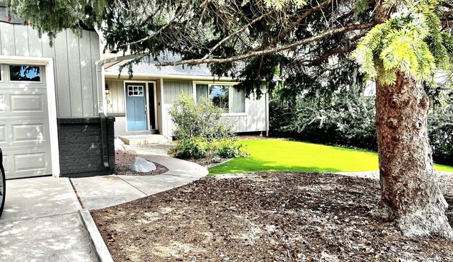 Perfect Family Rancher close to Bike Trails &UCCS with fenced backyard & hot tub