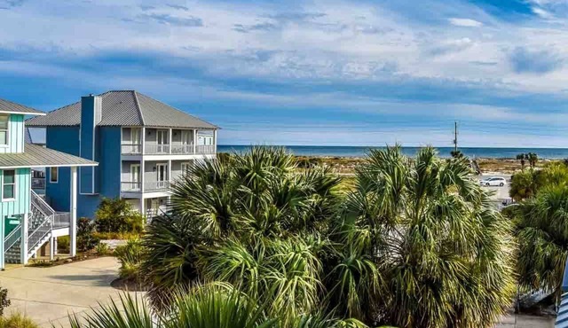 Perfect Family Vacation Spot in Perdido Key! Private beach access and pool.