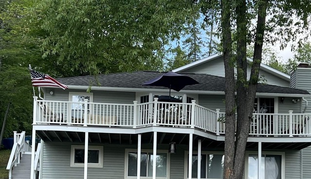 Perfect Family Vacation Spot on Lake includes 24-foot pontoon & Acorn Stairlift